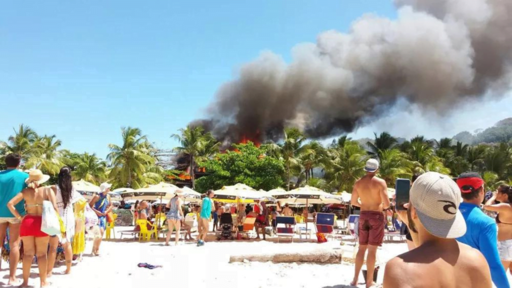 Chamas altas na Segunda Praia — Foto Arquivo Pessoal