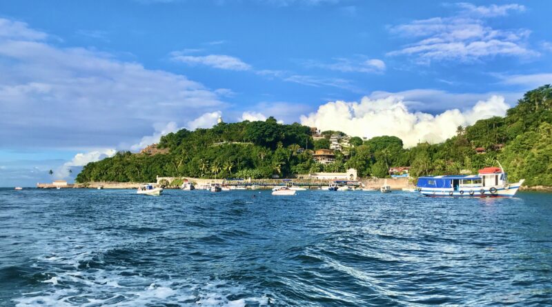 Visão a partir do barco. Chegando na Toca do Morcego em Morro de São Paulo