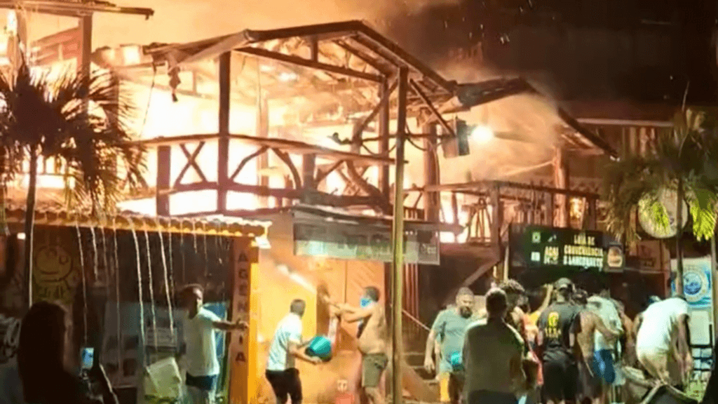 Incêndio na Segunda Praia em Morro de São Paulo