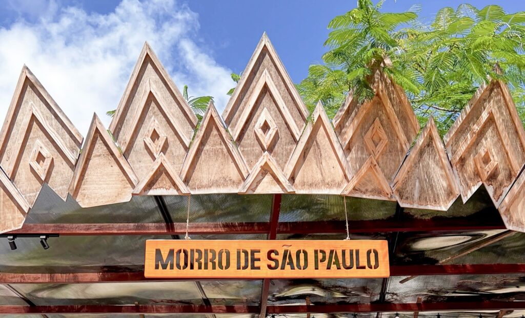 Coreto do Morro de São Paulo com o letreiro e a estrutura de madeira