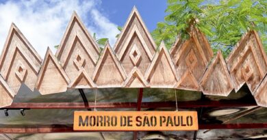 Coreto do Morro de São Paulo com o letreiro e a estrutura de madeira