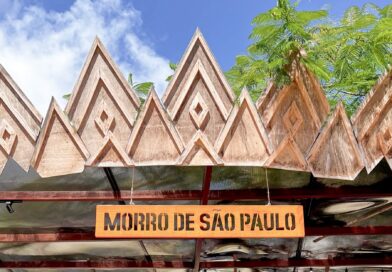 Coreto do Morro de São Paulo com o letreiro e a estrutura de madeira