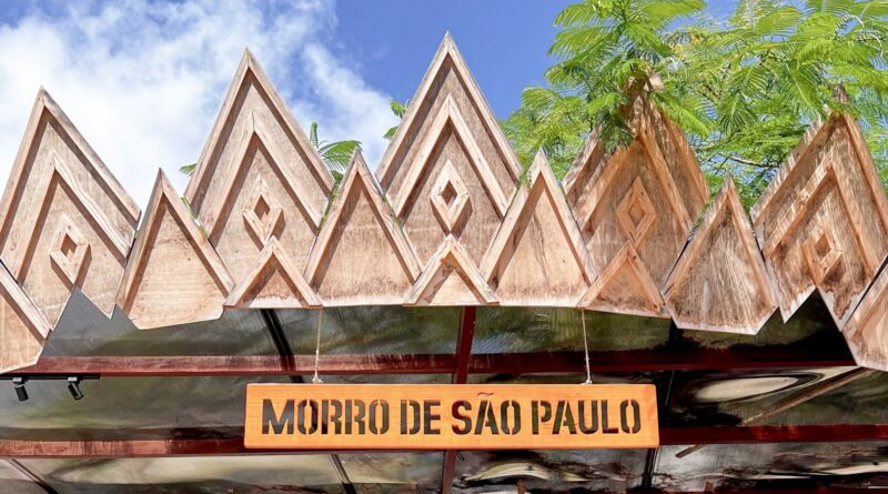Coreto do Morro de São Paulo com o letreiro e a estrutura de madeira