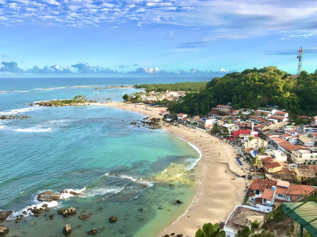 Imagem do post sobre a Toca do Morcego: vista do Mirante da Tirolesa com a Primeira e a Segunda Praia do Morro de São Paulo