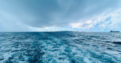 Oceano tempestuoso sob nuvens escuras, cenário de bandeira vermelha de navegação