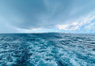 Oceano tempestuoso sob nuvens escuras, cenário de bandeira vermelha de navegação